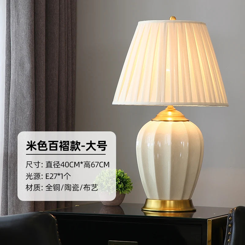 Lampe de chevet en céramique dans une chambre avec décoration moderne