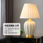 Lampe de chevet en céramique dans une chambre avec décoration moderne