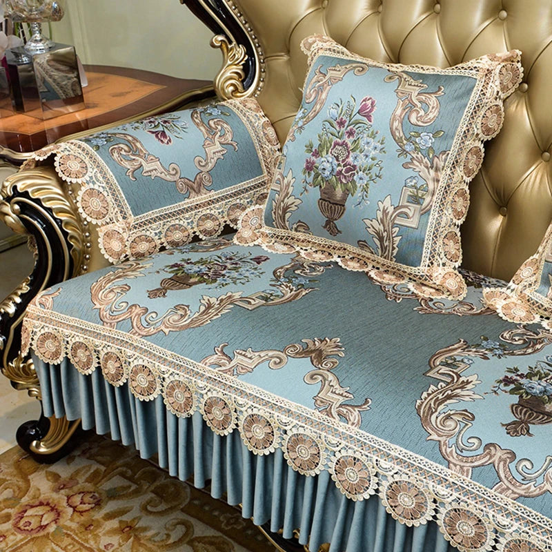 Un canapé capitonné garni de coussins décoratifs ornés de motifs floraux et d'éléments décoratifs vintage, créant une atmosphère luxueuse et élégante.