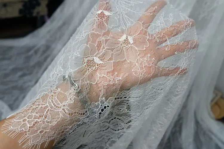 dentelle polyester nylon blanc noir ornements floraux motifs géométriques translucide classique élégant tissu large