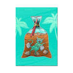 Sac de sable rempli de divers objets et créatures sous-marins sur fond de palmiers.