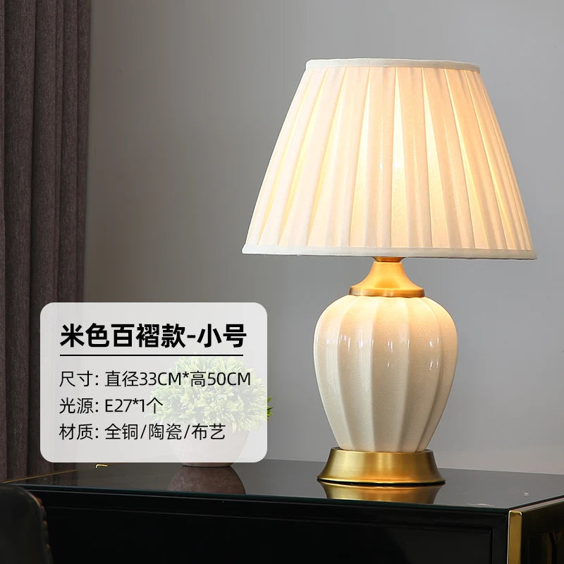 Détail de la lampe de chevet en céramique montrant la texture et la finition