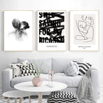 Dans cet intérieur moderne, des œuvres d'art minimalistes et abstraites créent une ambiance épurée et élégante, mettant en valeur les formes géométriques et les contrastes.