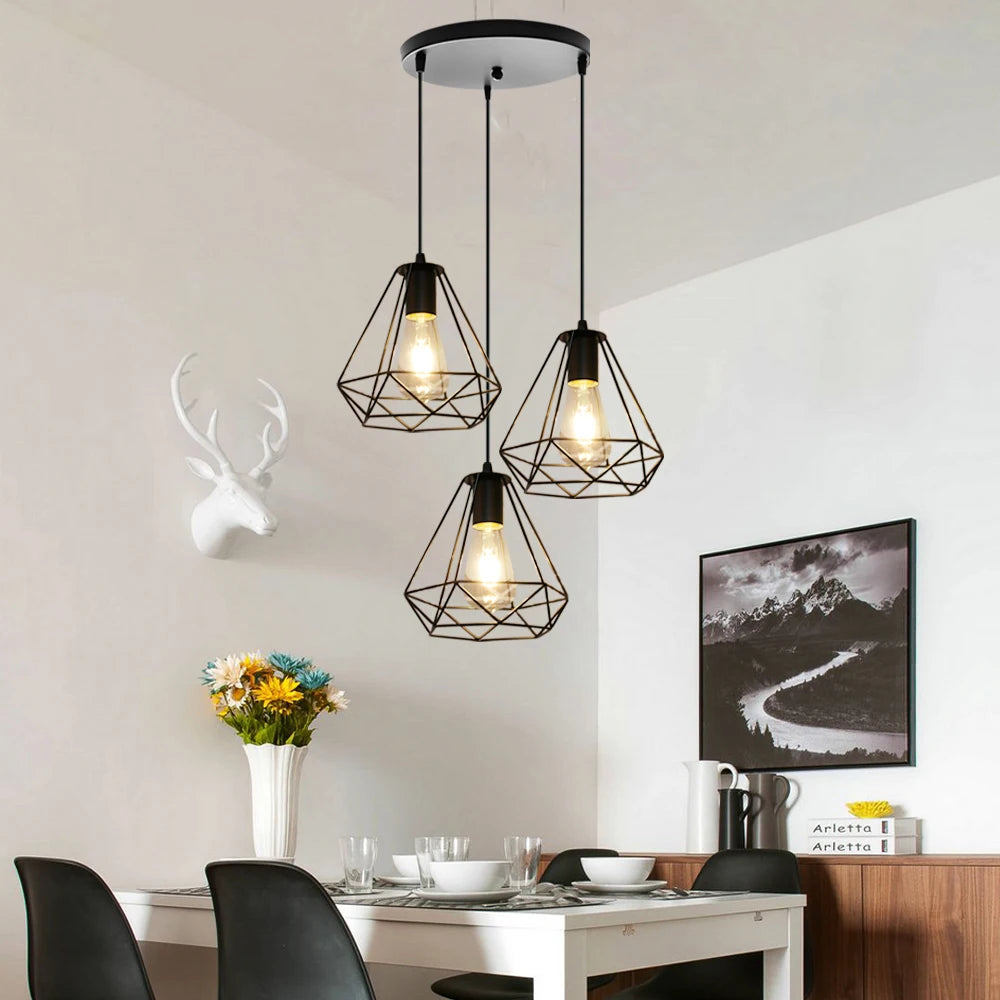Lustre industriel suspendu au-dessus d'une table à manger en bois