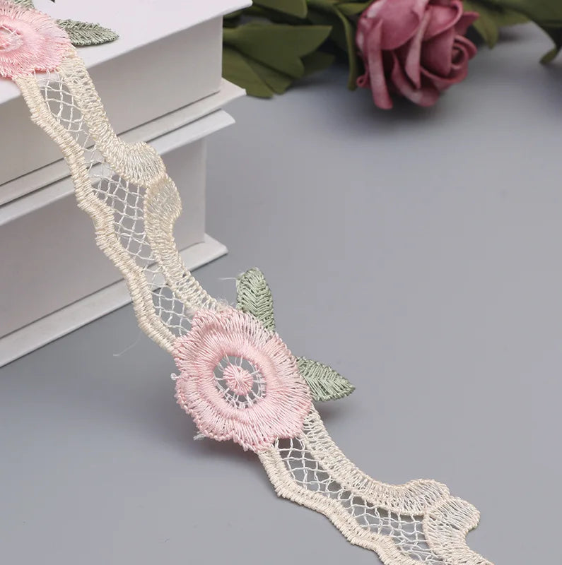 ruban dentelle fleurs roses feuilles vertes classique romantique blanc rose clair vert pastel