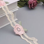 ruban dentelle fleurs roses feuilles vertes classique romantique blanc rose clair vert pastel