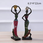 Figurine africaine en résine gris clair sur étagère