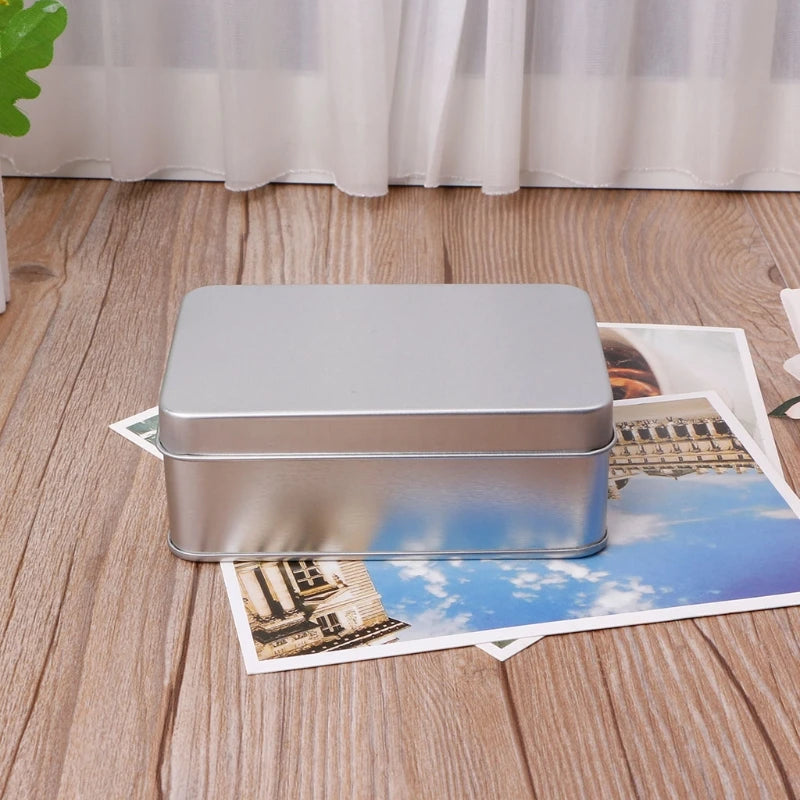 Boîte argentée utilisée comme organisateur de bureau déco