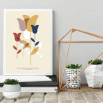 Une composition de tulipes aux teintes douces et éclatantes, rehaussées par une citation de William Shakespeare, évoque la beauté des fleurs et la joie qu'elles apportent.