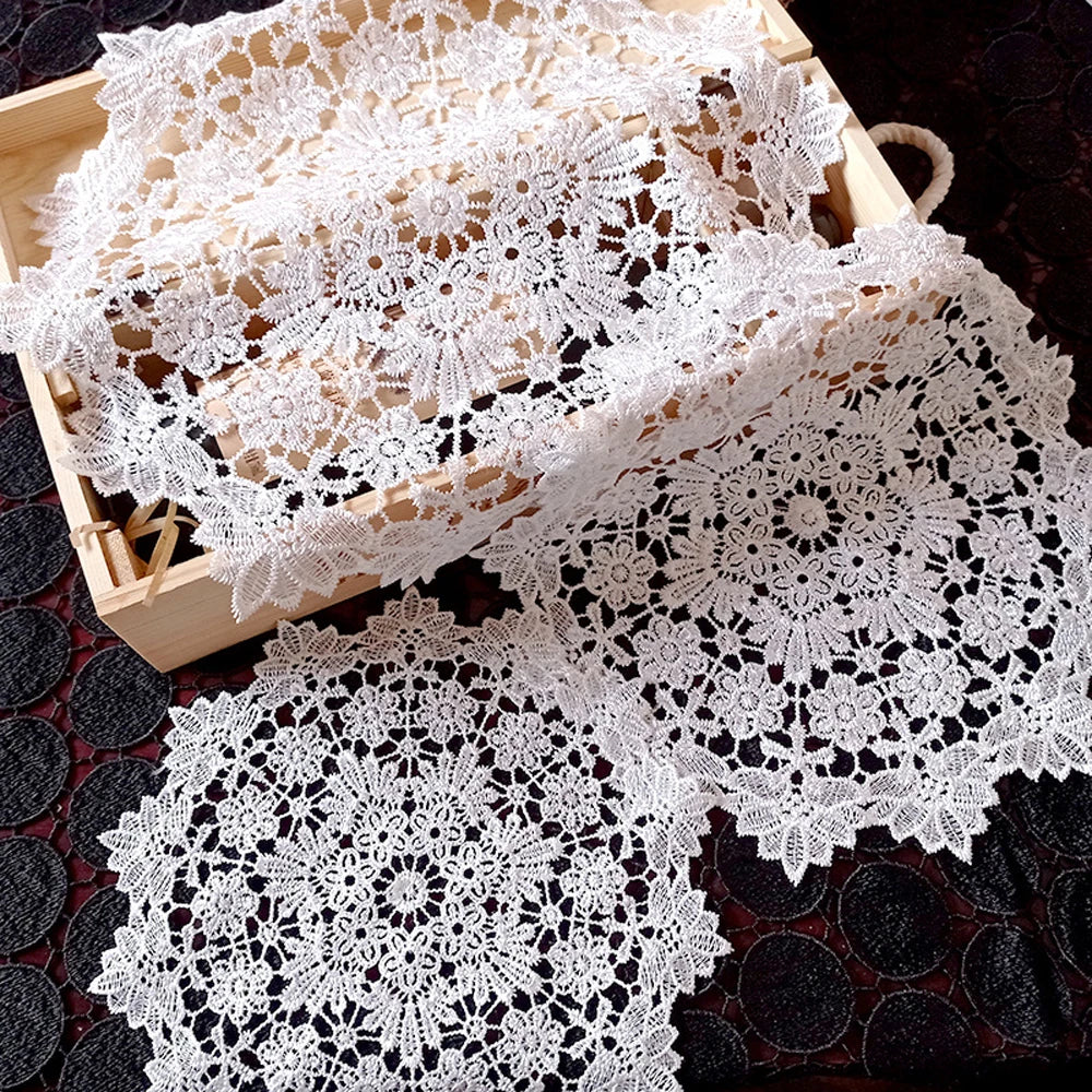 tapis table dentelle blanche moderne motifs floraux transparent round vintage rustic champetre