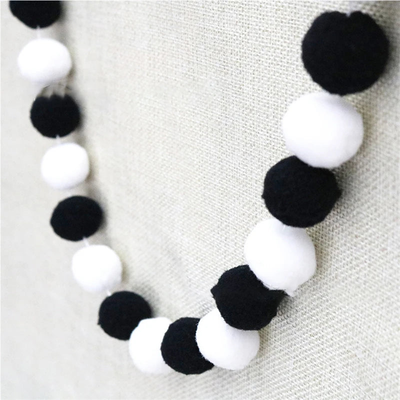 collier créatif coloré boules feutre rouge blanc gris beige jaune anniversaire noël mariage