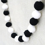 collier créatif coloré boules feutre rouge blanc gris beige jaune anniversaire noël mariage