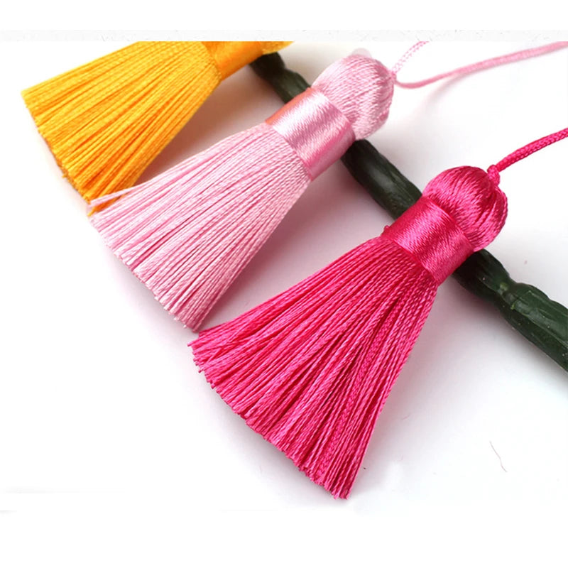 pompons soie polyester 5cm longueur 18cm corde noir rose rouge vert jaune bleu modernes