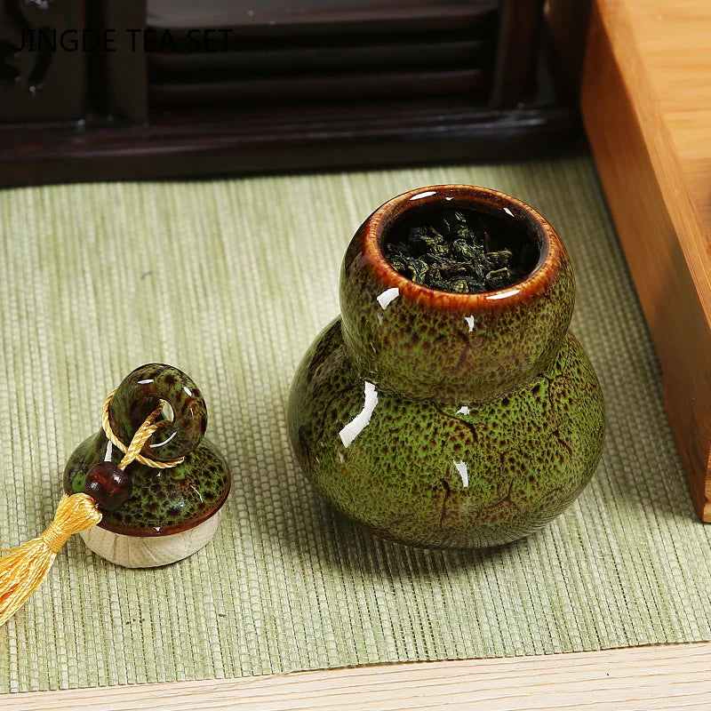pot thé céramique vert brun artisanal couvercle anneaux pompon décoration maison stockage épices