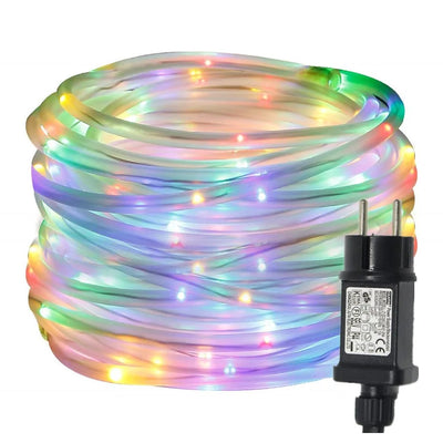 Guirlande lumineuse LED étanche suspendue dans un jardin la nuit