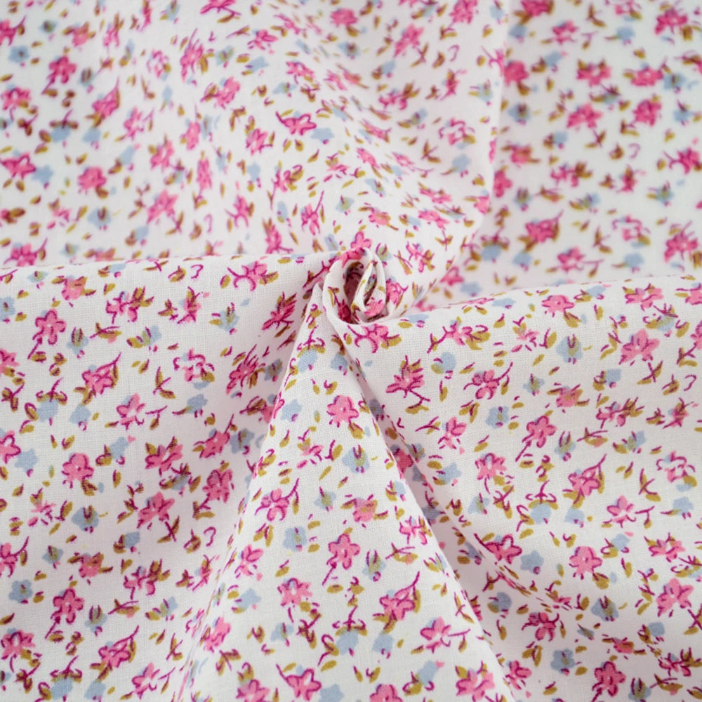 tissu coton imprimé fleurs roses bleues classique blanc patchwork bricolage artisanal scrapbooking jeux poupées