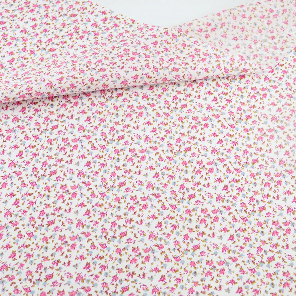 tissu coton imprimé fleurs roses bleues classique blanc patchwork bricolage artisanal scrapbooking jeux poupées