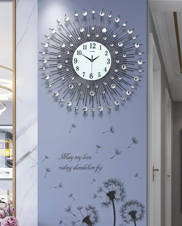 Horloge murale métal dans un salon moderne