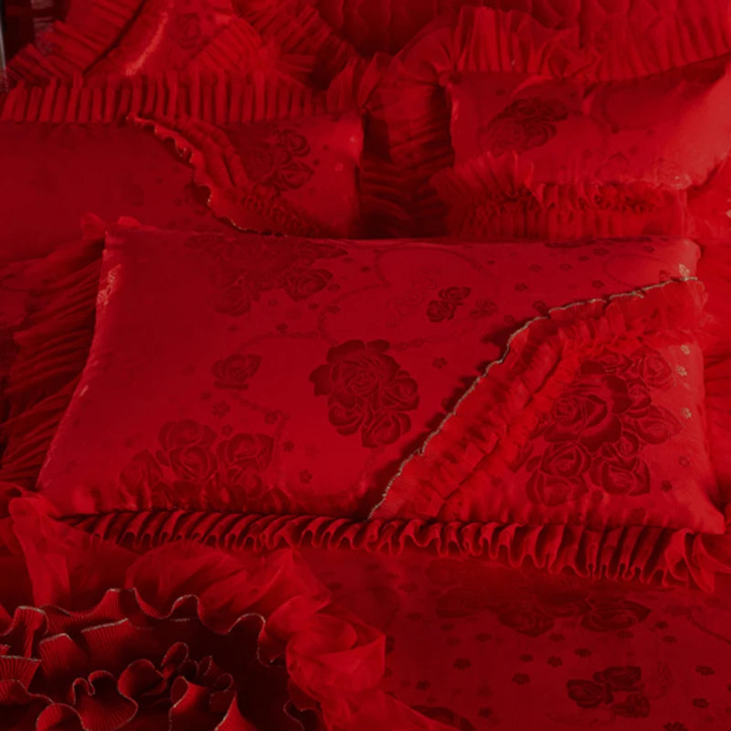 Parure de lit rouge dans une chambre décorée avec des accessoires en or