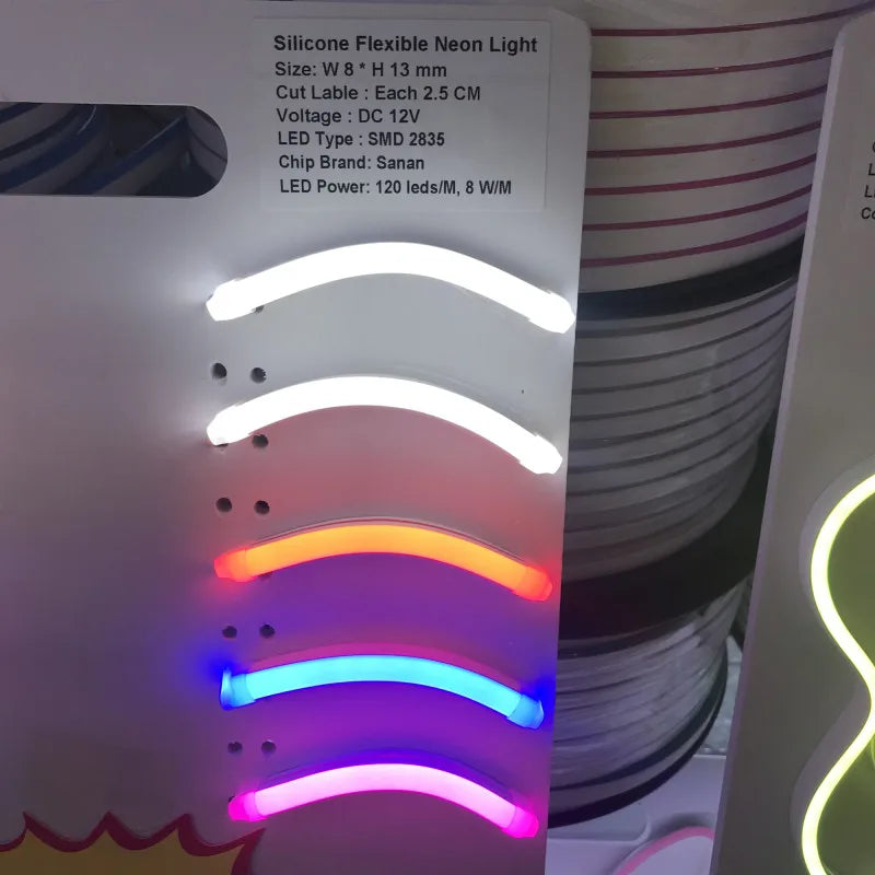 Lampe néon LED étanche pliable en couleur bleue illuminant une cuisine moderne