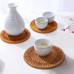Set de table rotin avec verres et vaisselle en situation