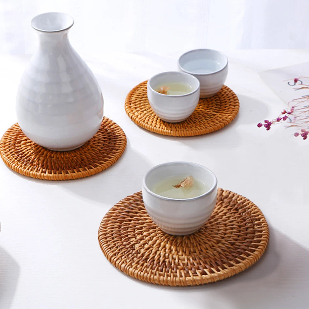Set de table rotin avec verres et vaisselle en situation
