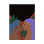 Deux personnes de différentes origines se regardent amoureusement dans un environnement naturel.