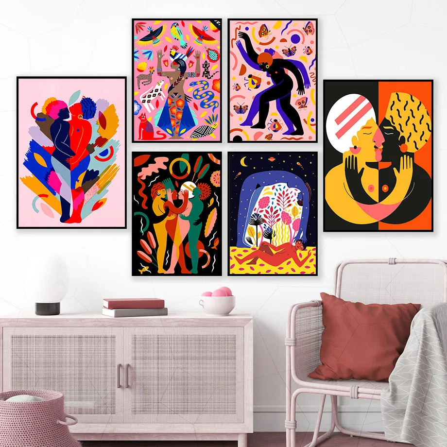 Une collection vibrante d'illustrations abstraites et colorées, mettant en scène des formes organiques, des personnages stylisés et des motifs géométriques, créant une ambiance esthétique et inspirante dans cet espace de vie.