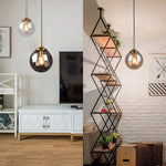 Lampe suspendue ambre dans une chambre