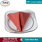 Deux serviettes en coton 100% de couleur rouge rouille, de taille 30 x 45 cm, avec un rétrécissement de 4 à 7%.