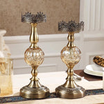 bougeoirs dorés transparents supports bougie colonne texture ornée vintage décoration maison chandelles floraux