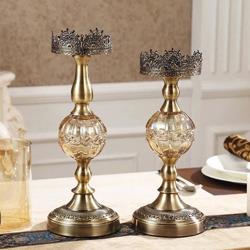 bougeoirs dorés transparents supports bougie colonne texture ornée vintage décoration maison chandelles floraux