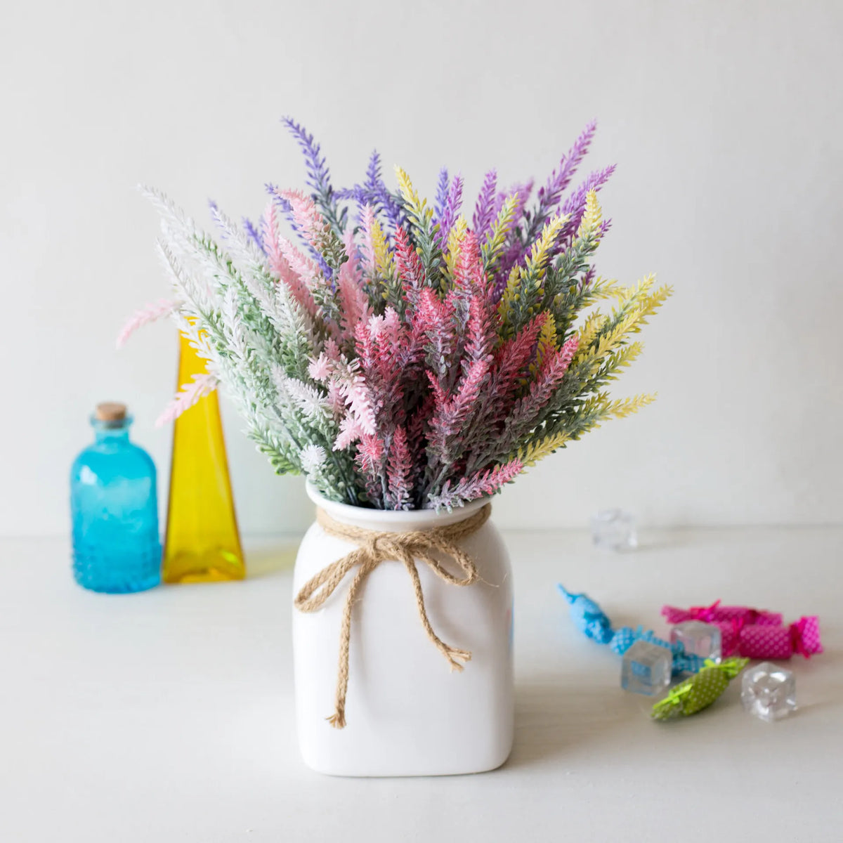 bouquet artificiel violet rose blanc feuilles fines modernes vase blanc poignéesextérieurDecorationMaison