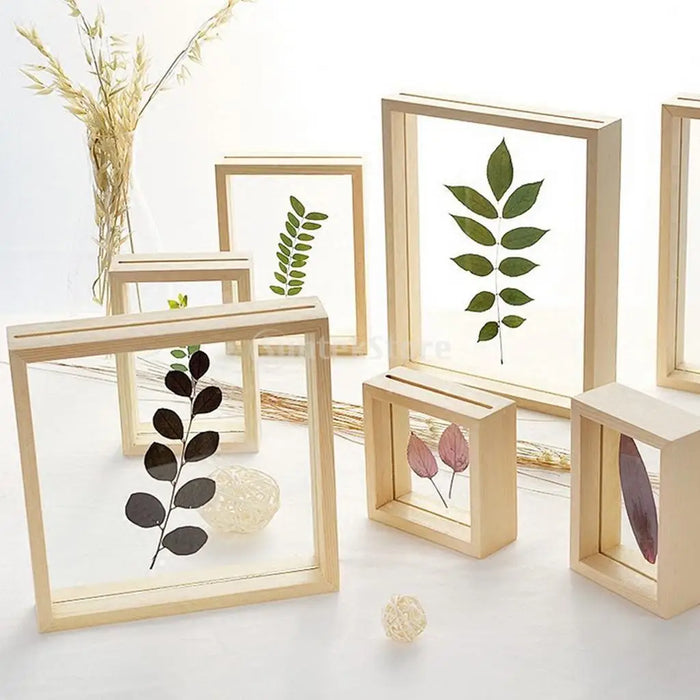 Cadre photo transparent en bois avec couvercle en verre sur un mur blanc