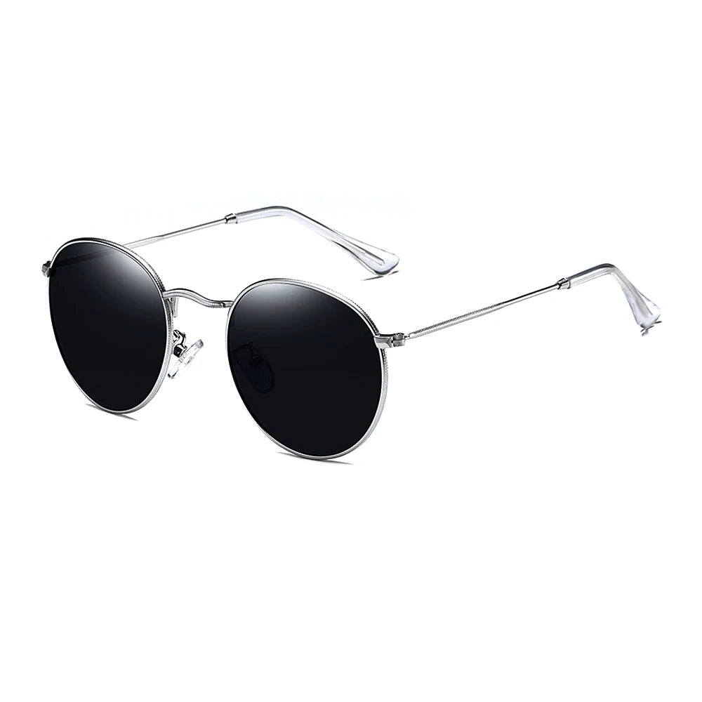 Lunettes de soleil miroir rondes portées par un homme