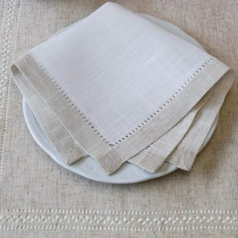 serviettes classiques brodées texture lin blanc beige maison restaurant rustic