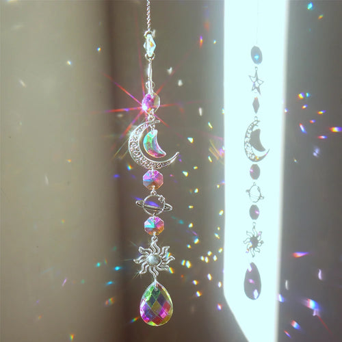 décoration bohème suncatcher cristal irisé motif céleste chaîne métal argenté lune soleil planètes étoiles