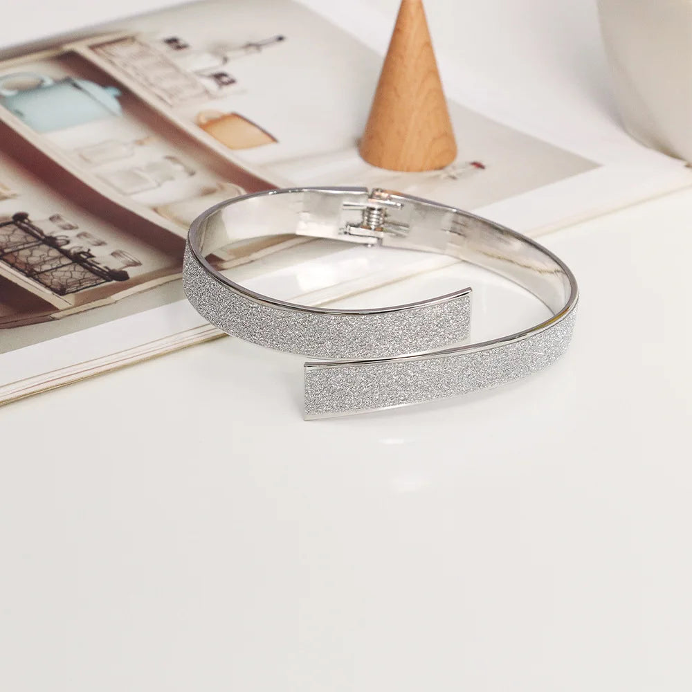 bracelet moderne paillettes or argent fermoir élégant accessoire mode bijou métal qualité haut gamme