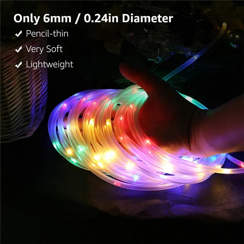 Guirlande LED blanche décorant un intérieur moderne avec canapé