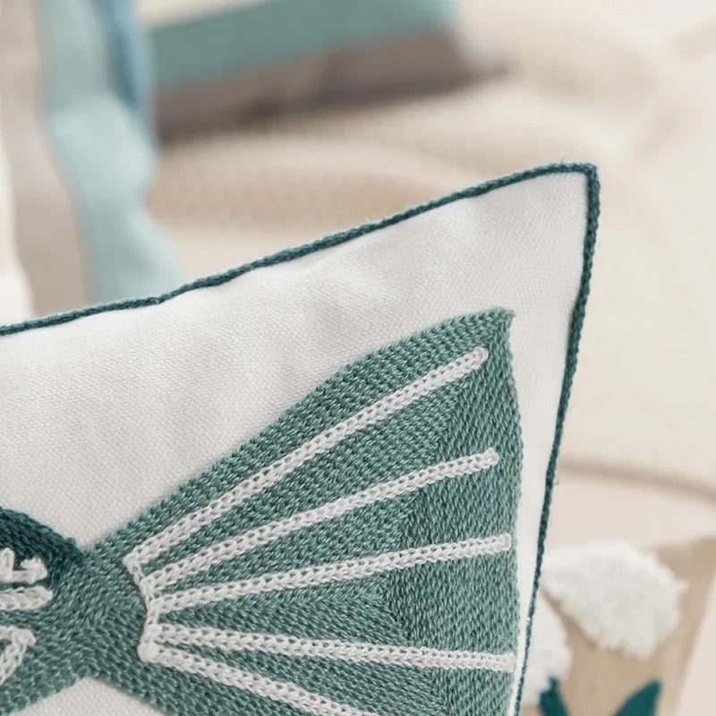 housse coussin brodée géométrique moderne fleur abstraite couleur beige blanc vert jaune décoration intérieure