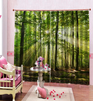 Rideau décoratif avec motif forêt verdoyante, apportant une ambiance naturelle et apaisante à votre intérieur. Ce rideau avec design nature crée une impression de profondeur et de sérénité parfaite pour le salon ou la chambre. Élément de décoration idéal pour un espace rafraîchissant et moderne.