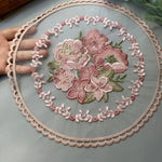 broderie fleurs rose clair vert beige traditionnelle diamètre 28cm élastique écologique coton polyester