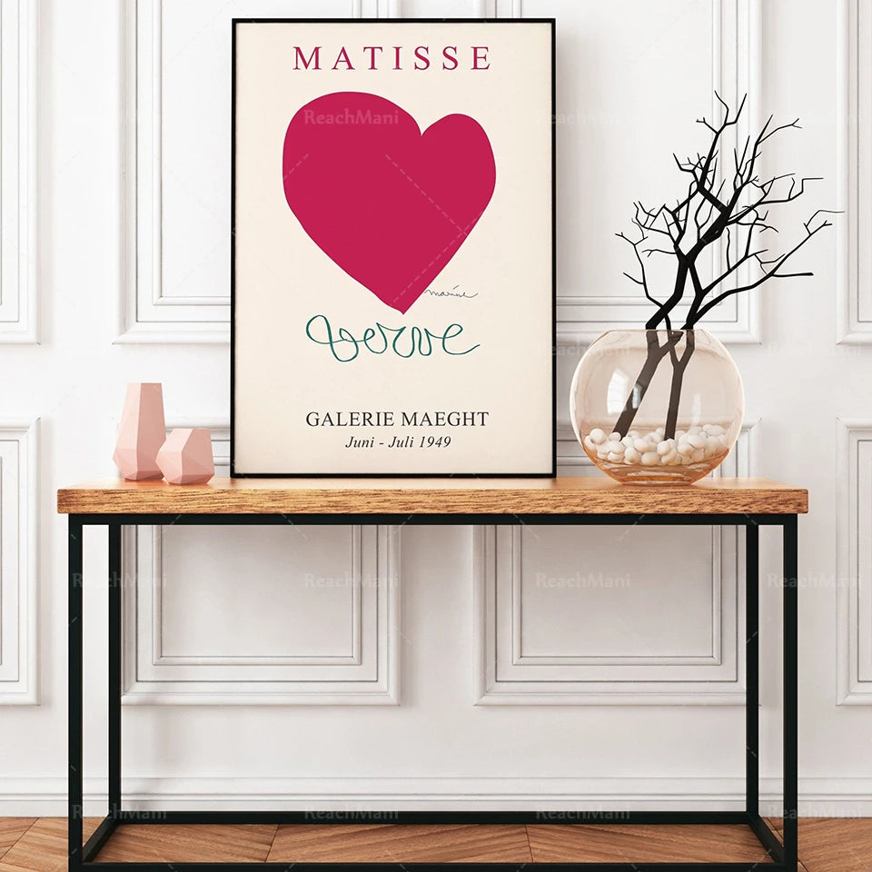 Affiche d'exposition Matisse dans un cadre élégant, posée sur une table en bois avec une décoration minimaliste.