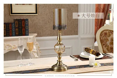 bougeoirs dorés transparents supports bougie colonne texture ornée vintage décoration maison chandelles floraux