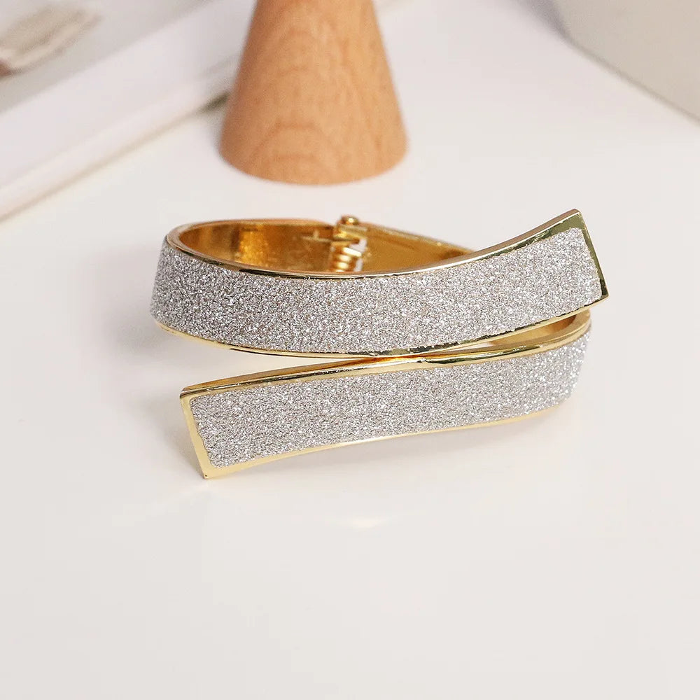 bracelet moderne paillettes or argent fermoir élégant accessoire mode bijou métal qualité haut gamme