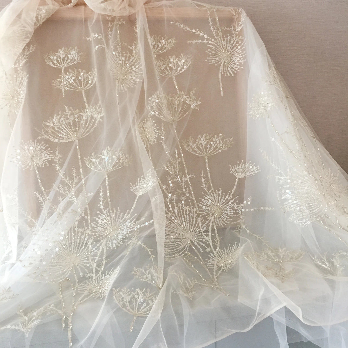 tissu dentelle fleurs dorées brodé transparent élégant décoration mariage robes cérémonie occasion spéciale polyester