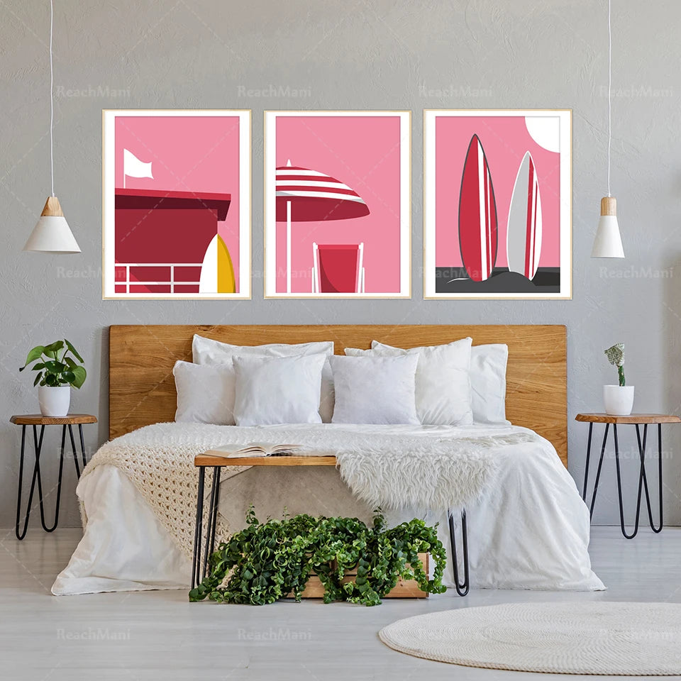 Trois affiches minimalistes en nuances de rose, représentant des motifs architecturaux simplifiés, ornent le mur au-dessus du lit dans cette chambre moderne et épurée.