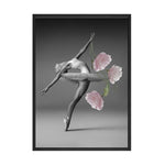 Une ballerine en noir et blanc, les bras levés dans un geste gracieux, entourée de pivoines roses.