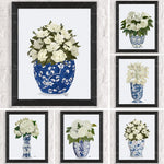 Une collection d'illustrations botaniques élégantes montrant des bouquets de fleurs blanches disposés dans des vases en porcelaine bleue et blanche.