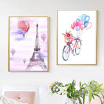 Des ballons colorés et une bicyclette avec des fleurs représentent une scène de romance à Paris, avec la Tour Eiffel à l'arrière-plan.